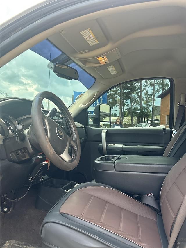 Image of Chevrolet Silverado equipment image 4