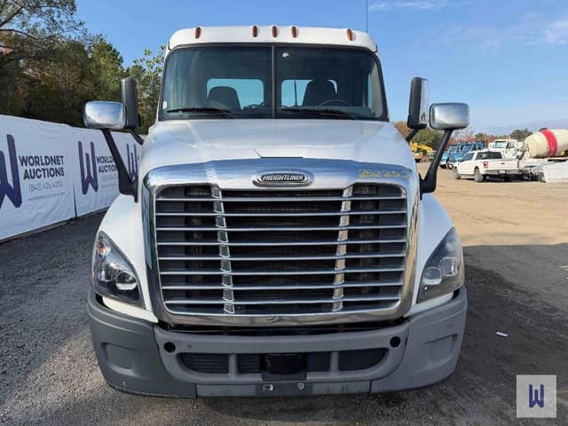 Image of Freightliner Cascadia 125 equipment image 2