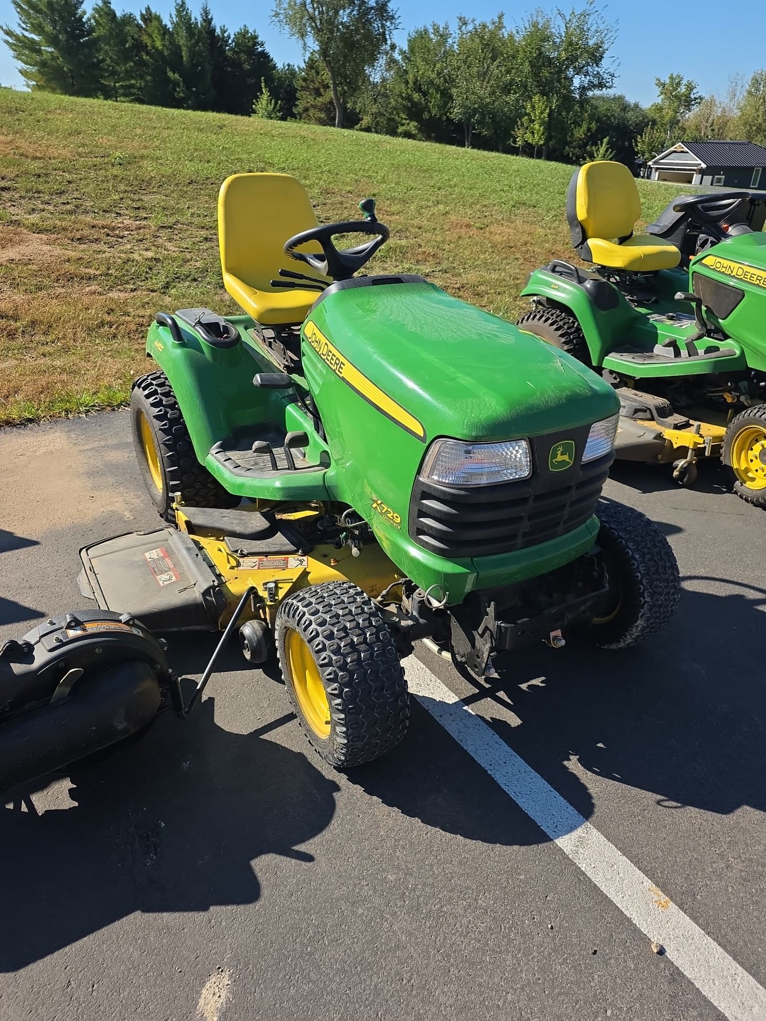 John Deere X729 Equipment Image0