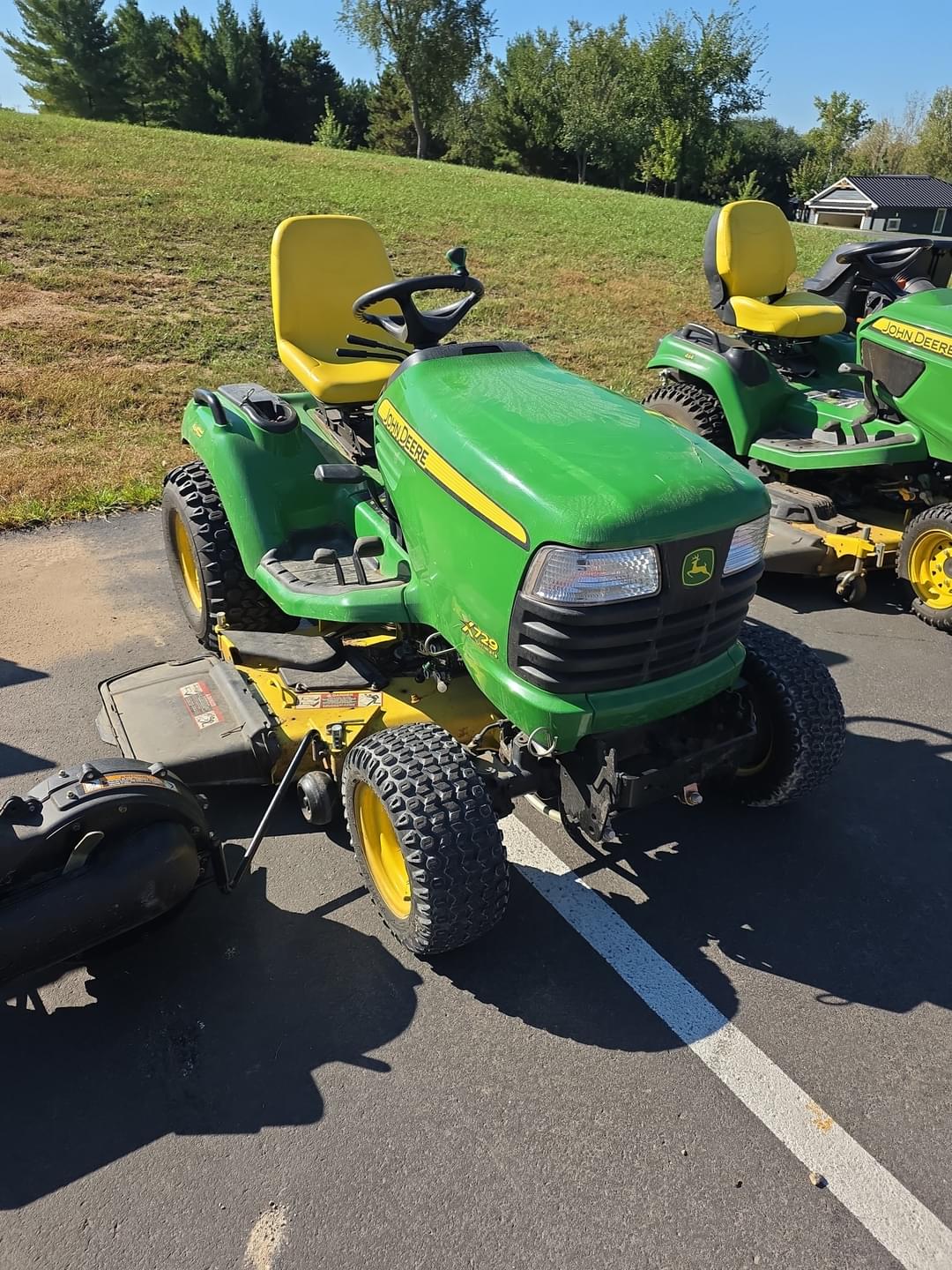 Image of John Deere X729 Primary image