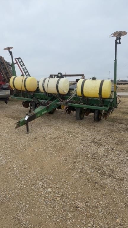 John Deere 7200 Equipment Image0