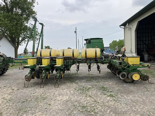 Image of John Deere 7200 equipment image 1