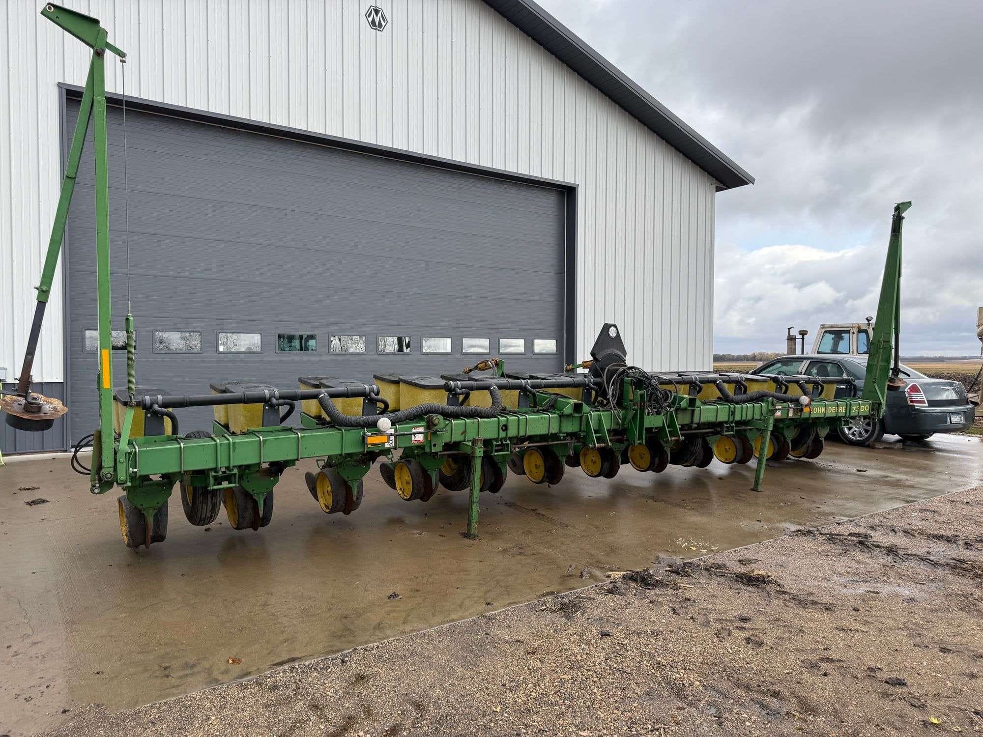 John Deere 7300 Equipment Image0