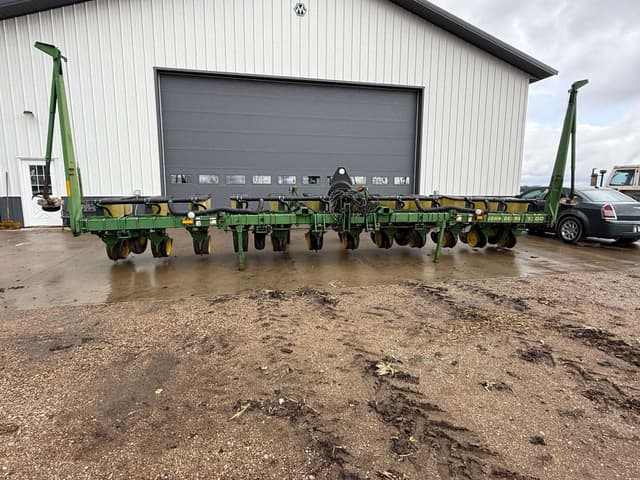 Image of John Deere 7300 equipment image 2