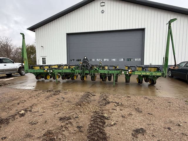 Image of John Deere 7300 equipment image 3