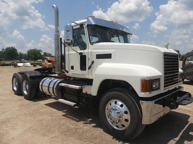 Image of Mack P164T equipment image 1