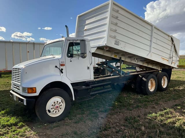 Image of International 8100 equipment image 1