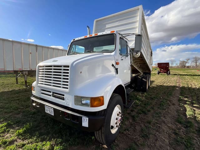 Image of International 8100 equipment image 3