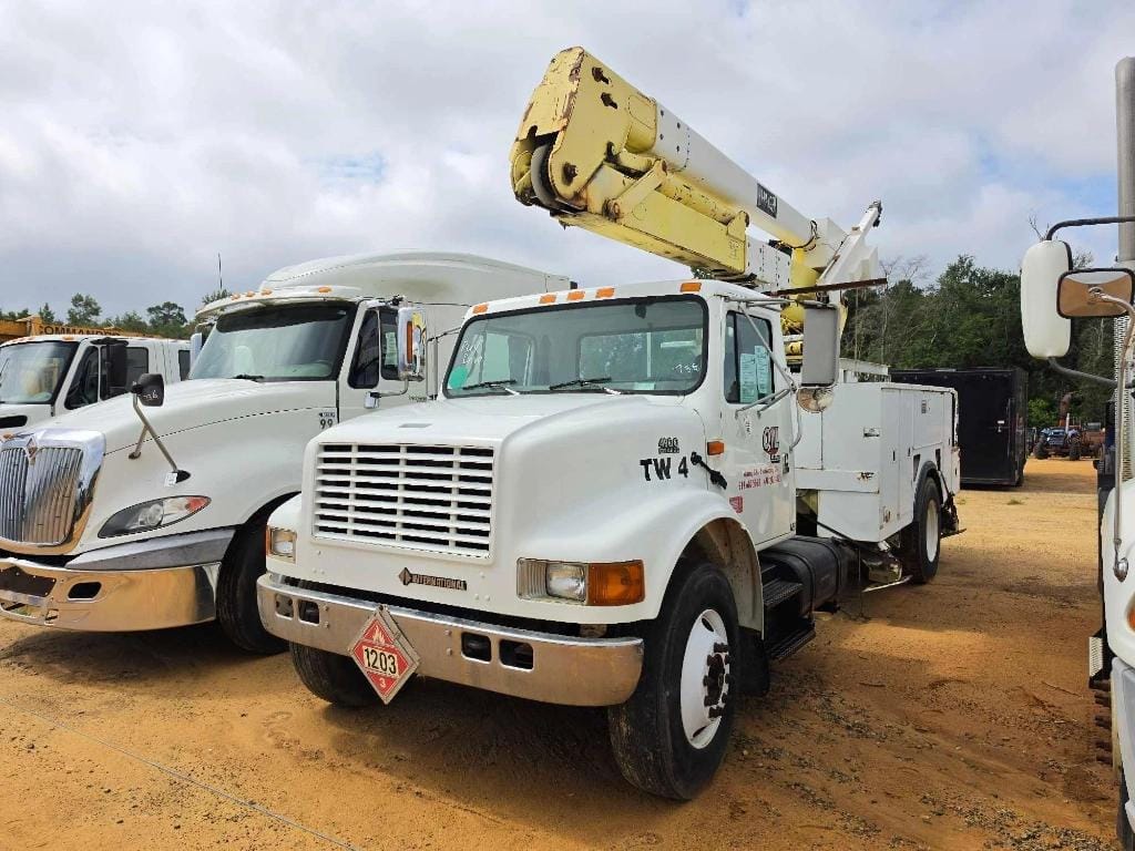 2001 International 4900 DT 466E Equipment Image0