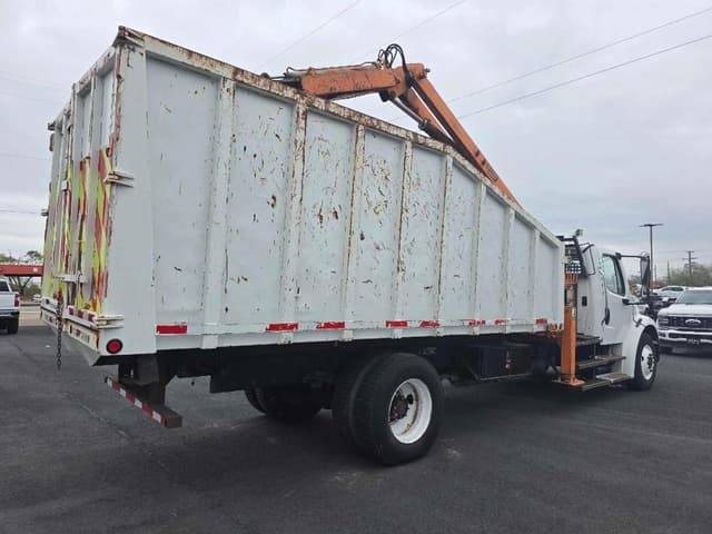 Image of Freightliner M2 106 equipment image 4