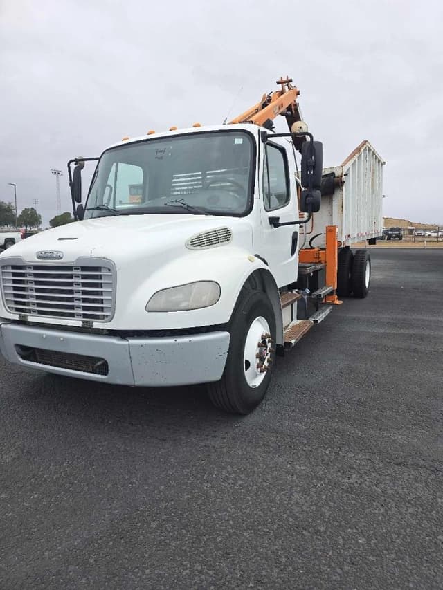 Image of Freightliner M2 106 equipment image 1