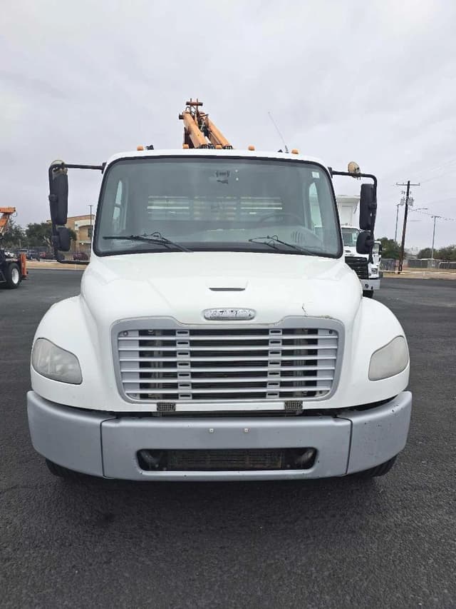 Image of Freightliner M2 106 equipment image 2