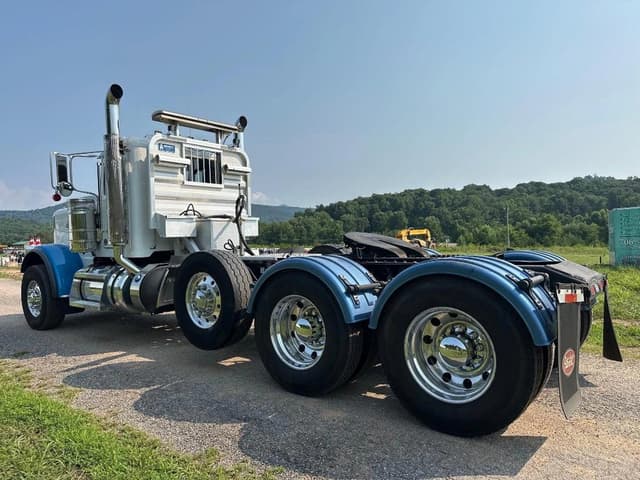 Image of Peterbilt 389 equipment image 3