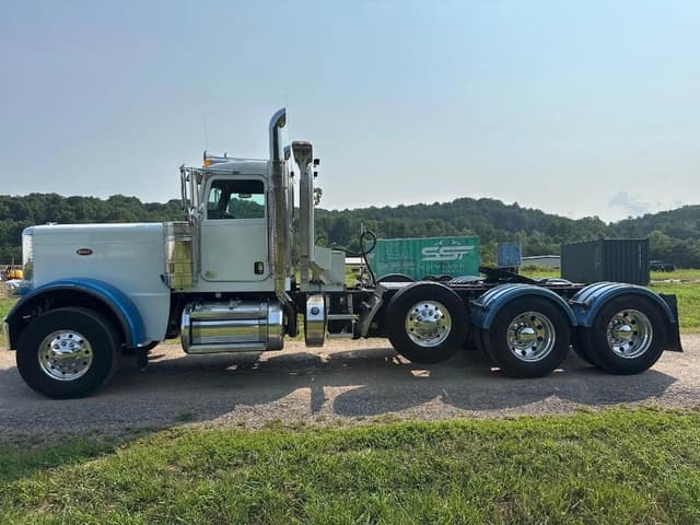 Image of Peterbilt 389 equipment image 2