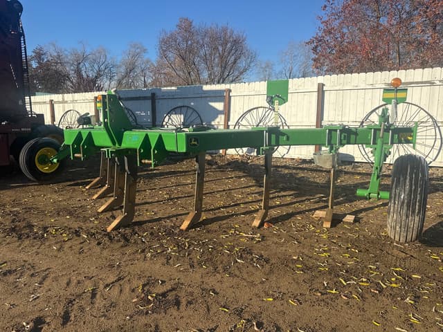 Image of John Deere 915 equipment image 1