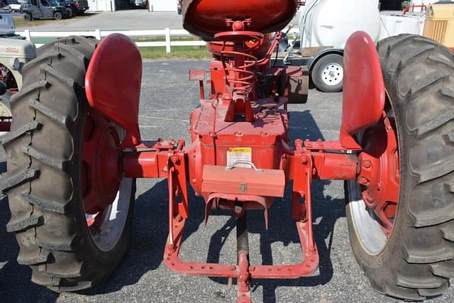 Image of Farmall M equipment image 3