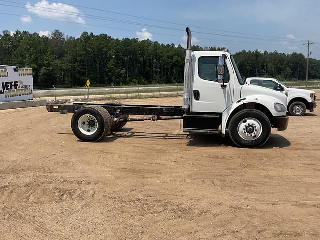 Image of Freightliner M2 equipment image 3