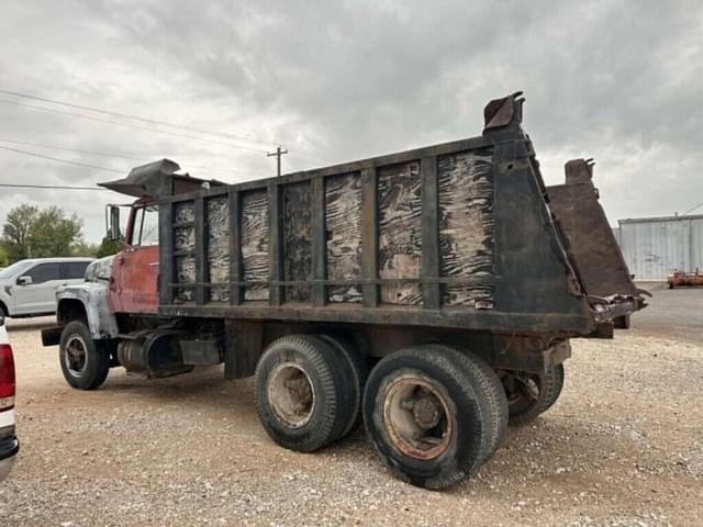 Image of Ford 8000 equipment image 2