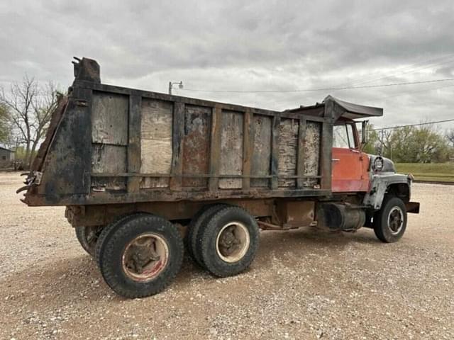 Image of Ford 8000 equipment image 3