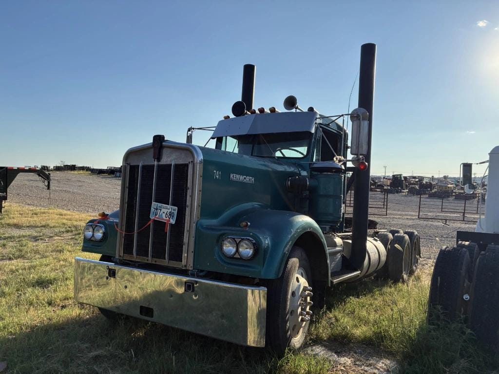 1974 Kenworth W925 Equipment Image0