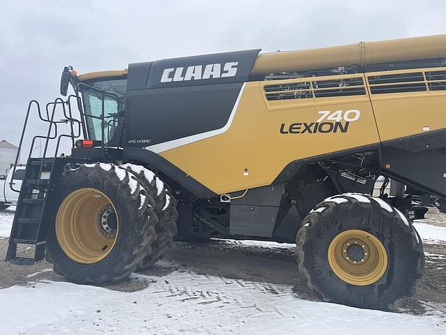 Image of CLAAS LEXION 740 equipment image 2