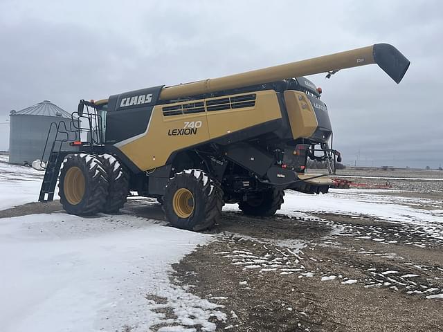 Image of CLAAS LEXION 740 equipment image 3