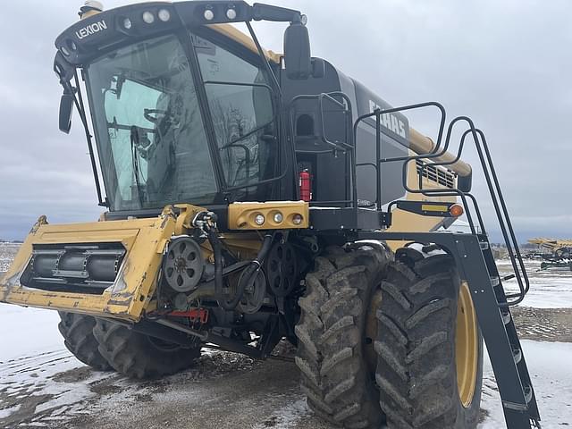 Image of CLAAS LEXION 740 equipment image 1