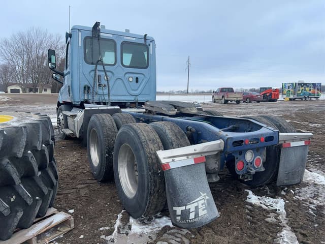 Image of Freightliner Cascadia equipment image 4