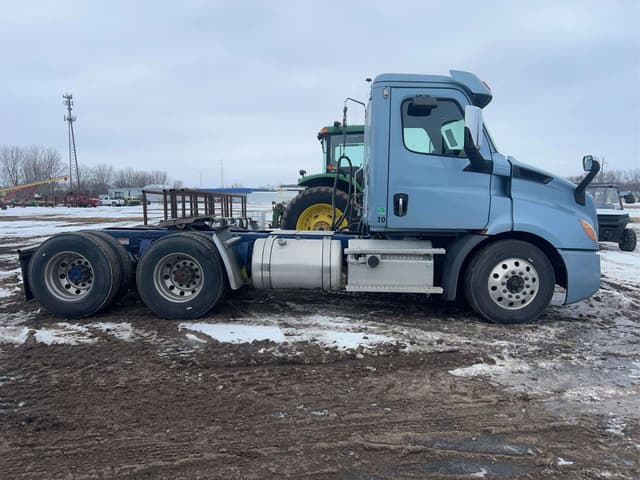 Image of Freightliner Cascadia equipment image 1