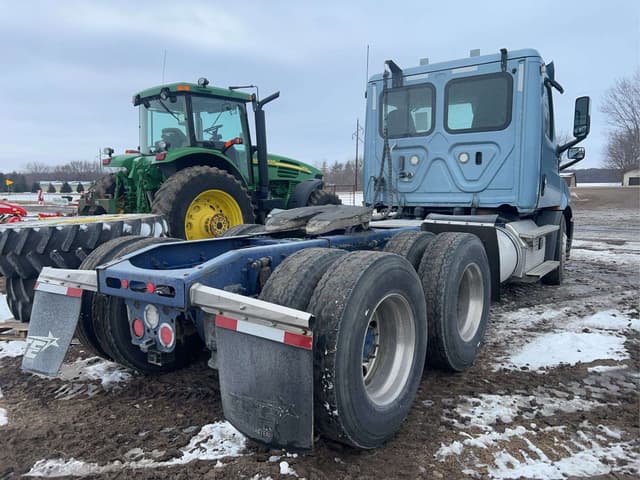 Image of Freightliner Cascadia equipment image 2