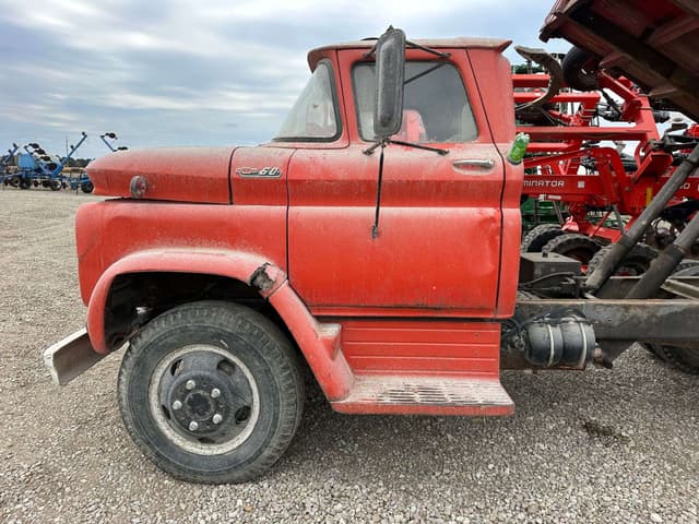 Image of Chevrolet 60 equipment image 2
