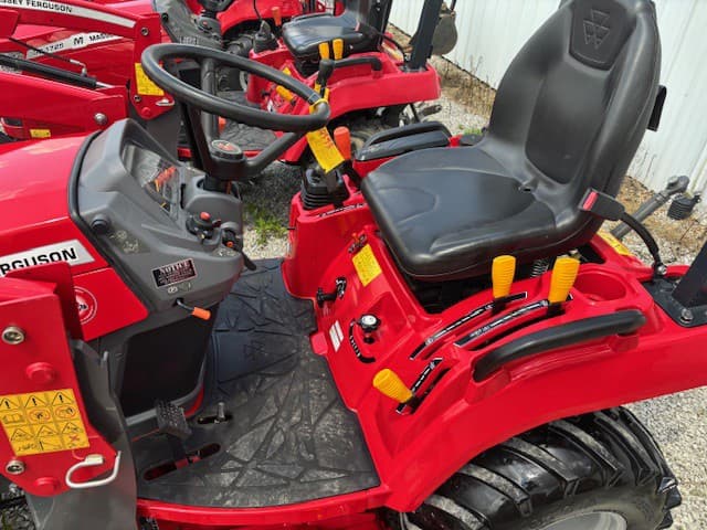 Image of Massey Ferguson GC1723E equipment image 4