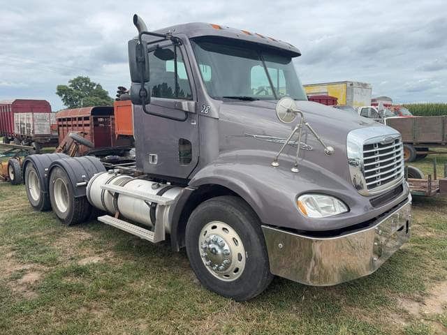 Image of Freightliner Columbia equipment image 1