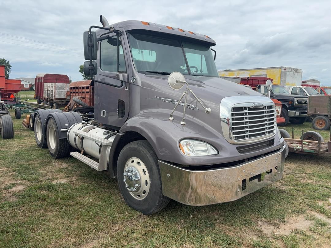 Image of Freightliner Columbia Primary image