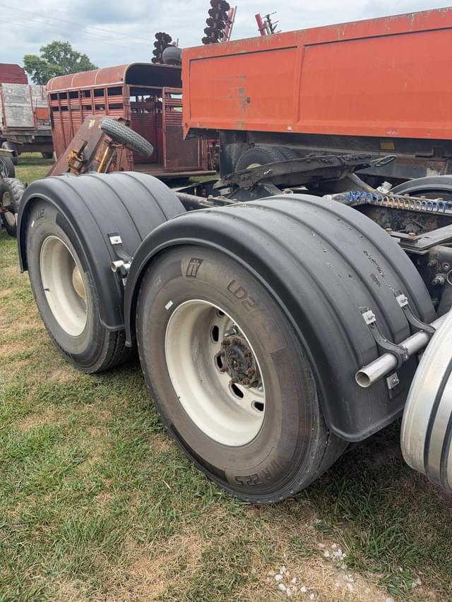 Image of Freightliner Columbia equipment image 4