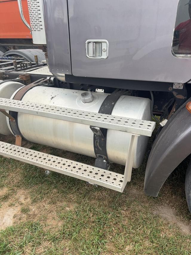 Image of Freightliner Columbia equipment image 3