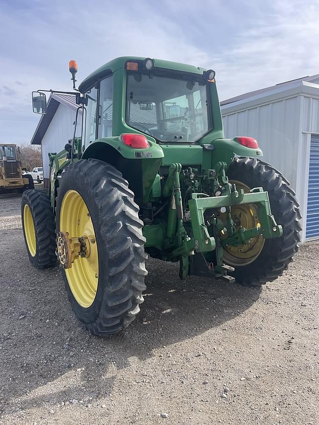 Image of John Deere 7520 equipment image 1