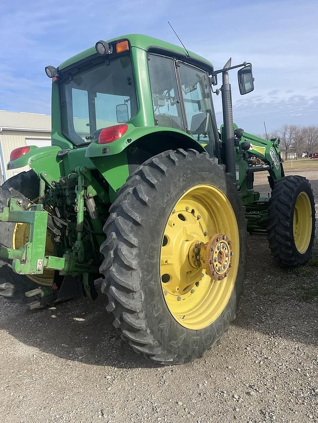 Image of John Deere 7520 equipment image 2