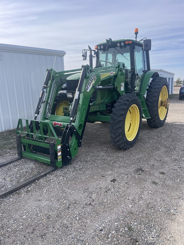 Image of John Deere 7520 equipment image 1