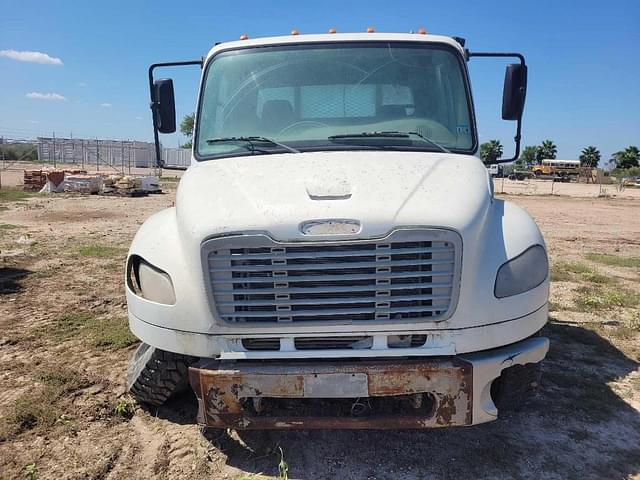 Image of Freightliner M2 106 equipment image 1