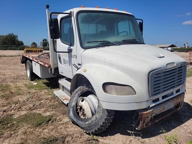 Image of Freightliner M2 106 equipment image 2