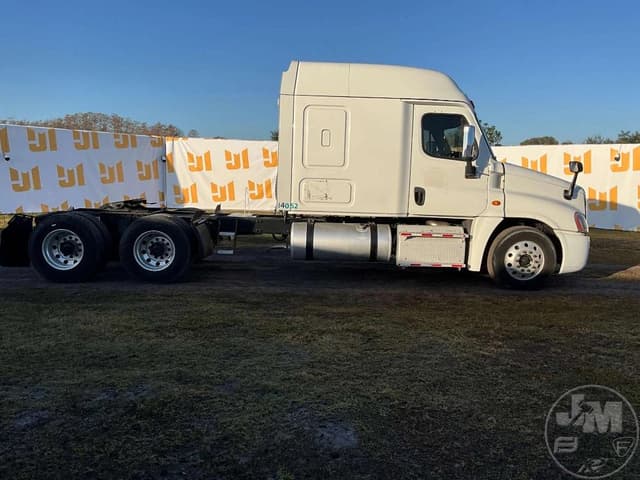 Image of Freightliner Cascadia equipment image 3