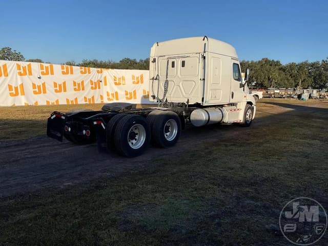Image of Freightliner Cascadia equipment image 4