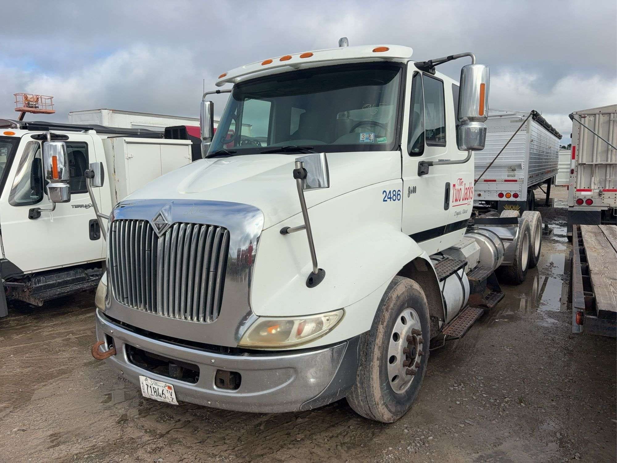 2007 International 8600 Equipment Image0