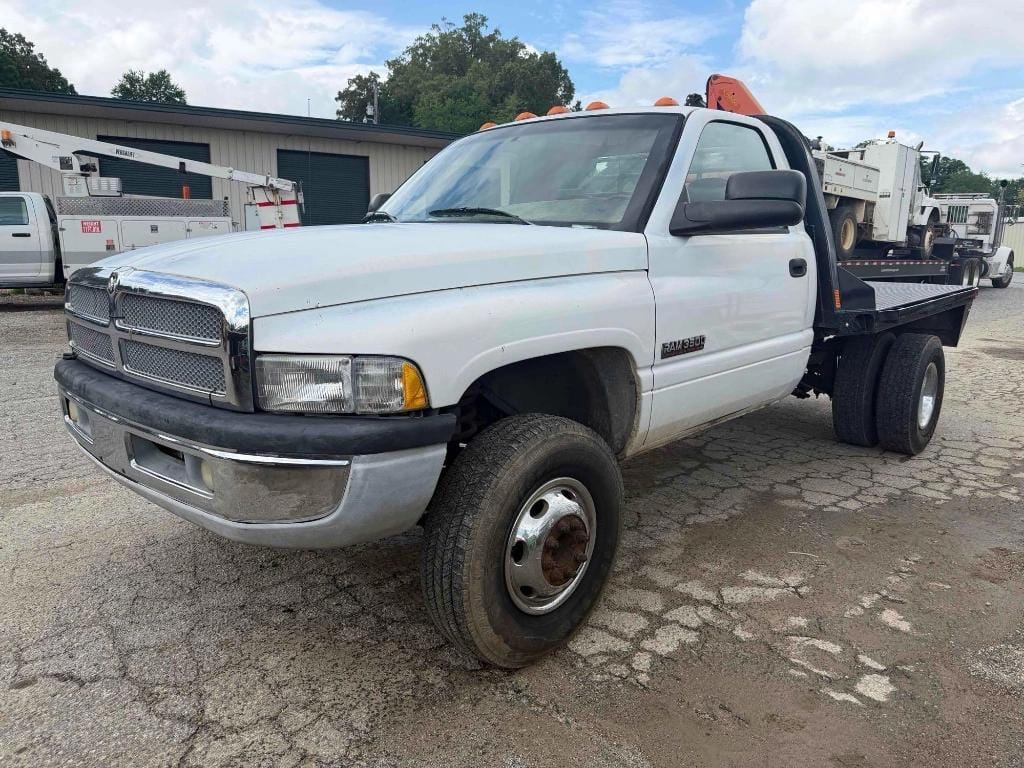 2002 Dodge Ram 3500 Equipment Image0