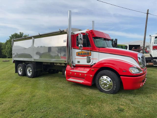 Image of Freightliner Columbia equipment image 1