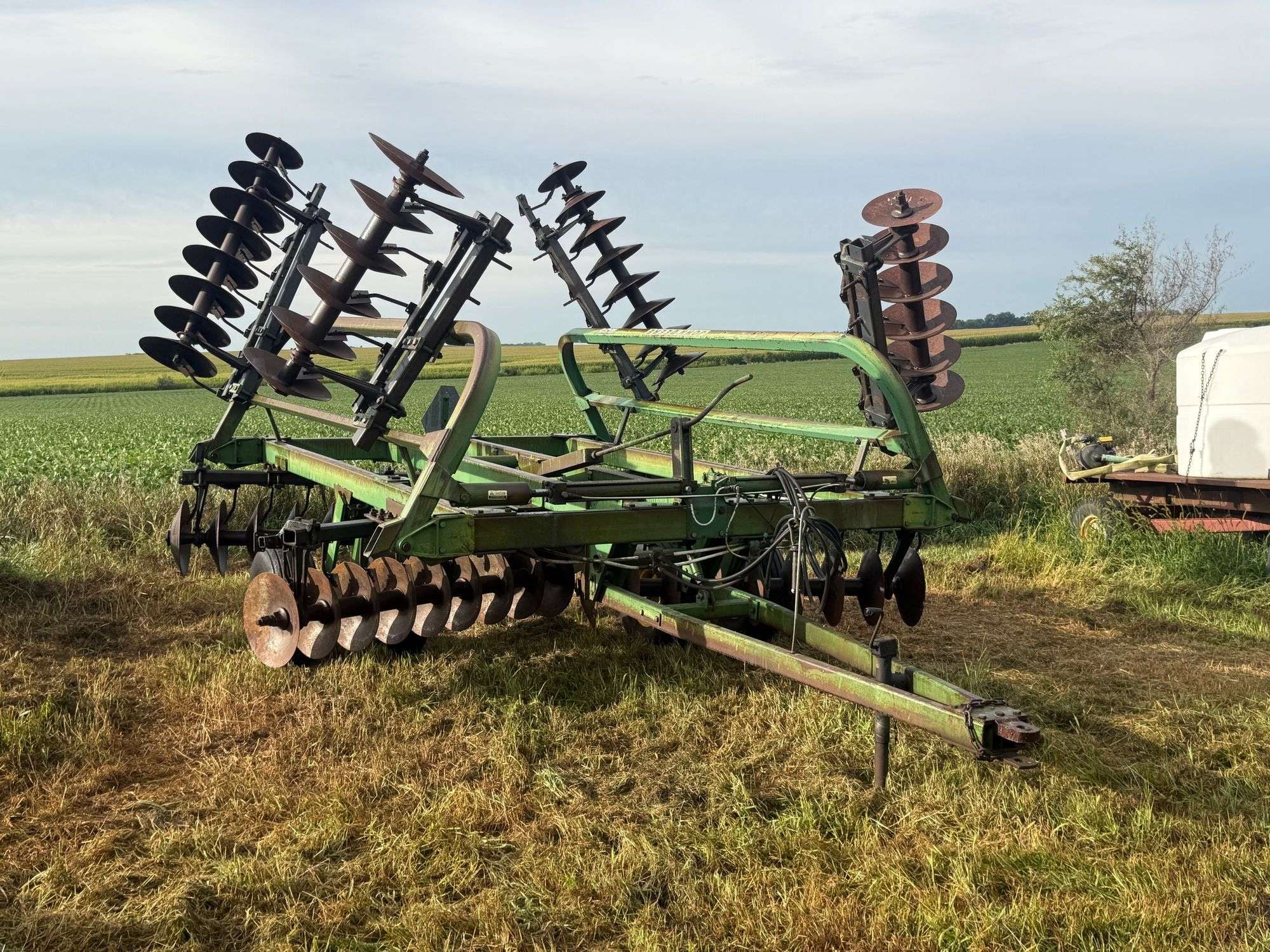 John Deere 235 Equipment Image0
