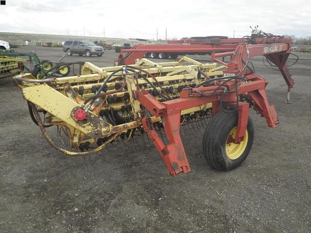 Image of New Holland 216 equipment image 3