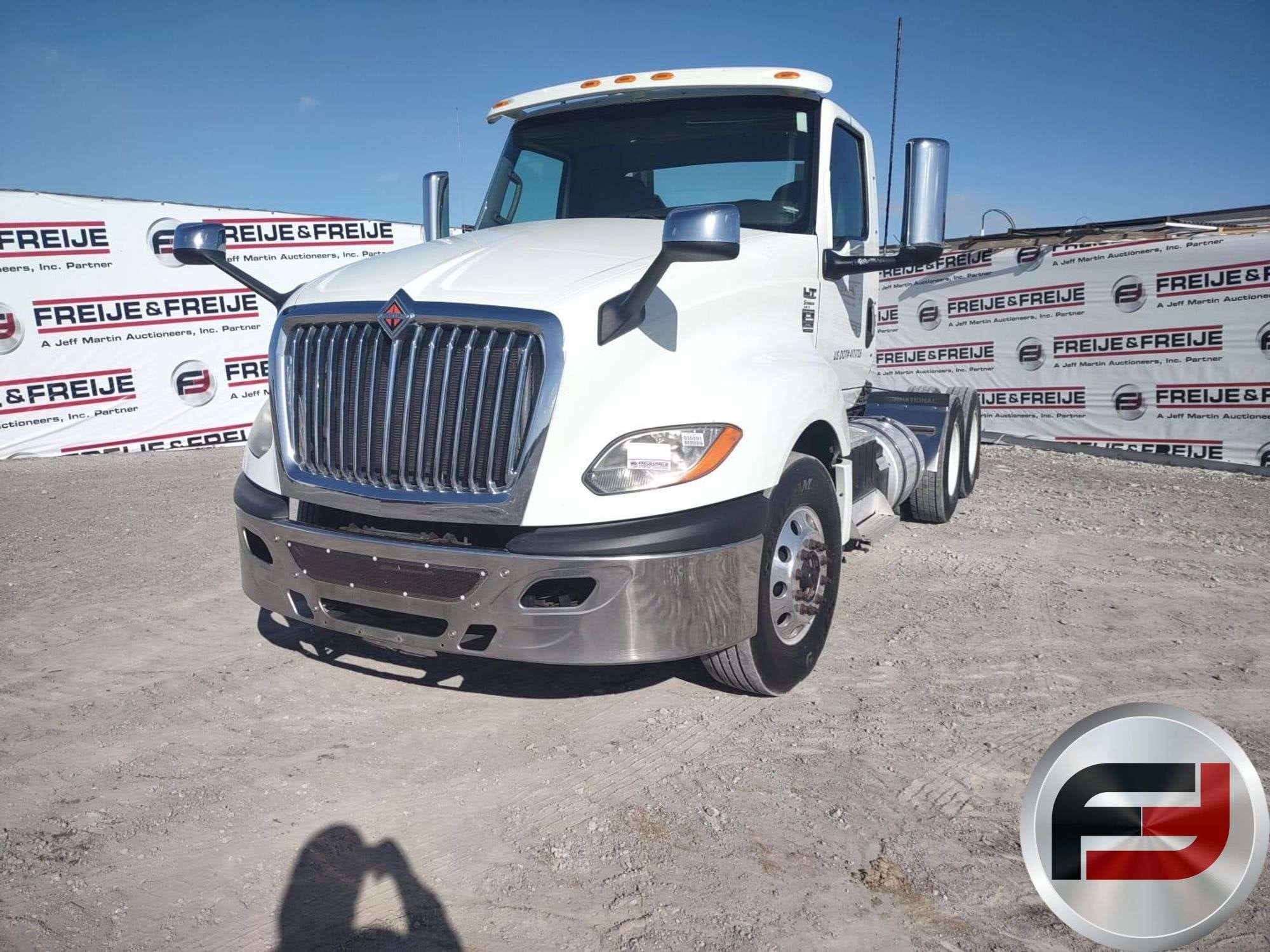 2018 International LT625 Equipment Image0