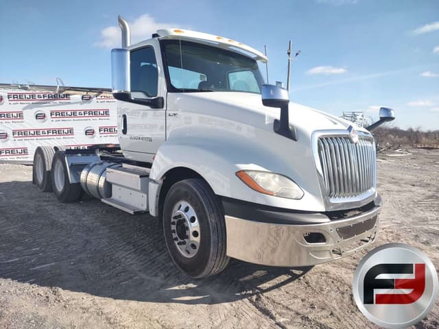 Image of International LT625 equipment image 2